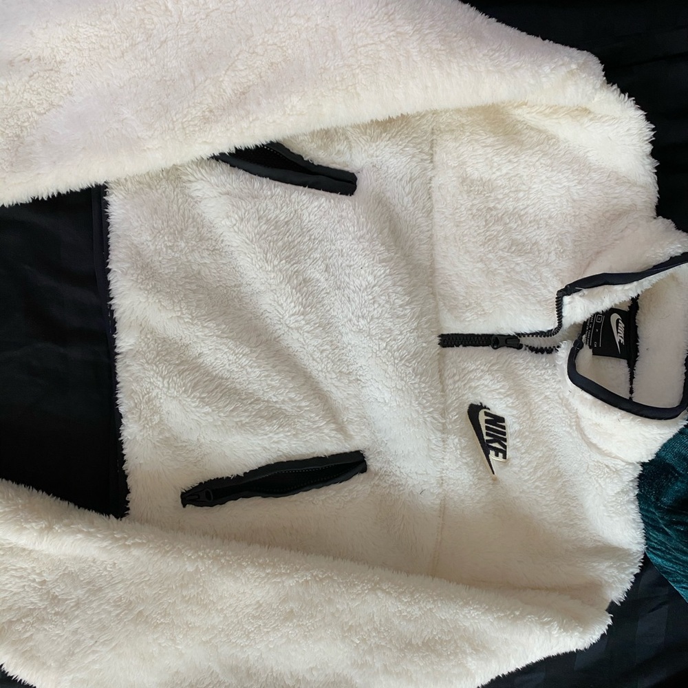 NIKE Plush Cropped Pullover